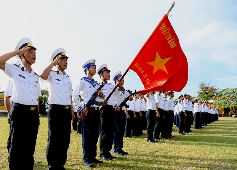 Chào cờ trên đảo.