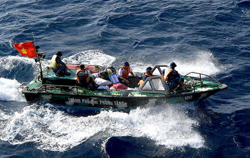 Đưa hàng vào đảo.