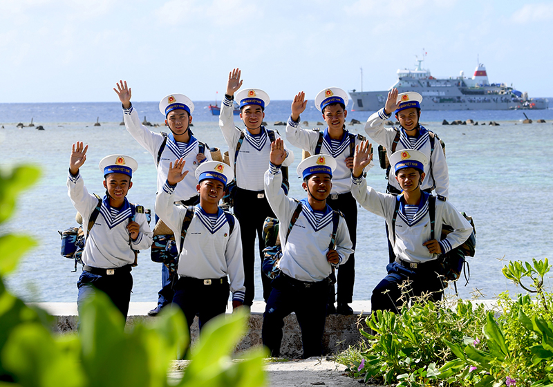 Chiến sĩ mới vui mừng khi bước chân lên đảo.