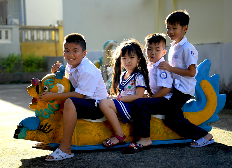 Trẻ em vui chơi trên đảo.