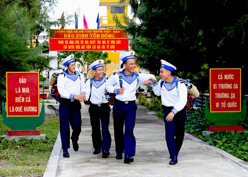 Chiến sĩ cũ phấn khởi hoàn thành tốt nhiệm vụ chuẩn bị chia tay đảo về đất liền.