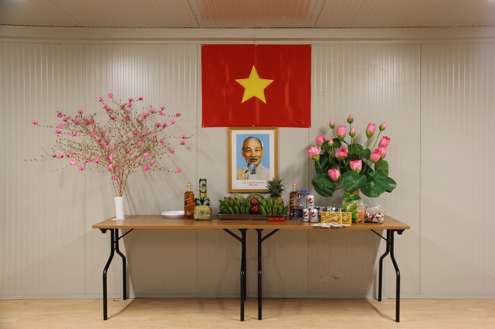 Bàn thờ Tổ quốc đã được bày biện xong, chờ đón giờ phút giao thừa.