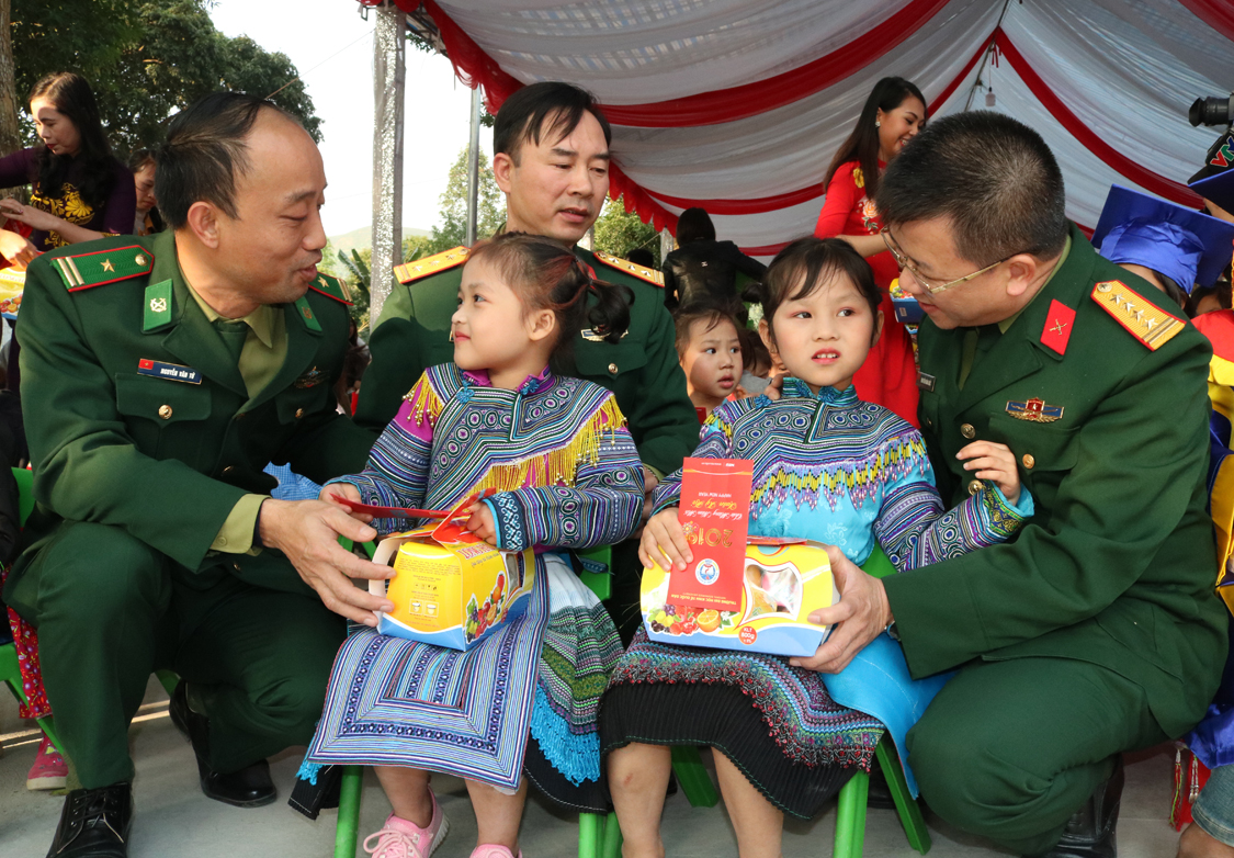 Niềm vui của thầy và trò nơi vùng biên Bát Xát