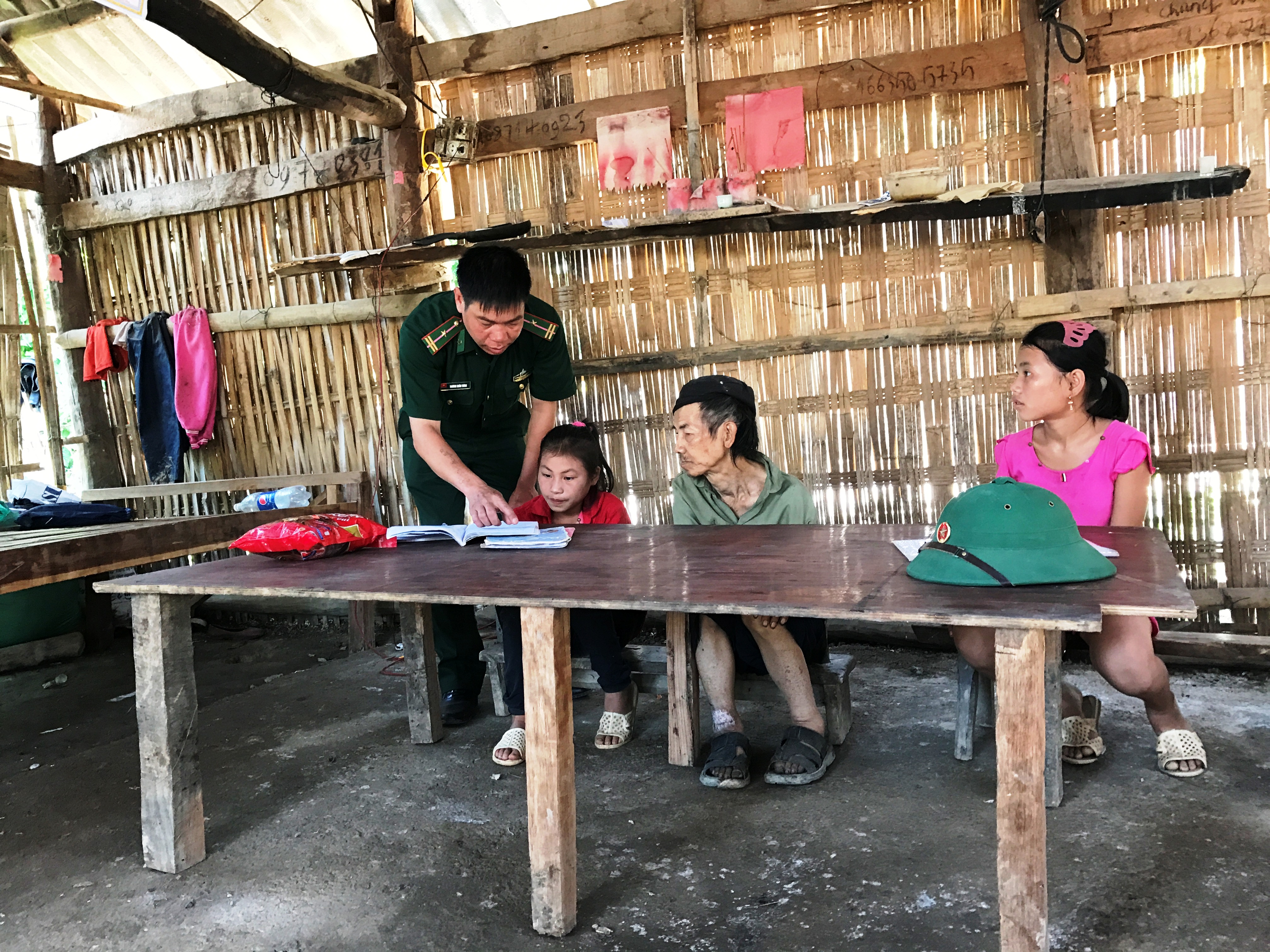 Những người con của bản

