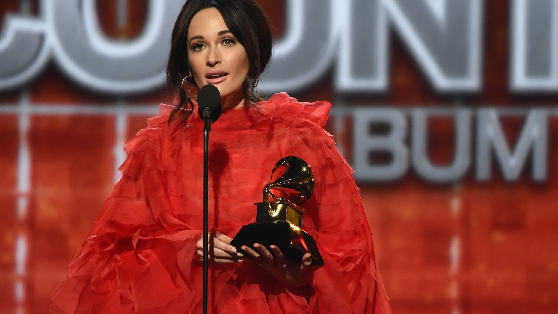 Ca sĩ Kacey Musgraves đoạt 