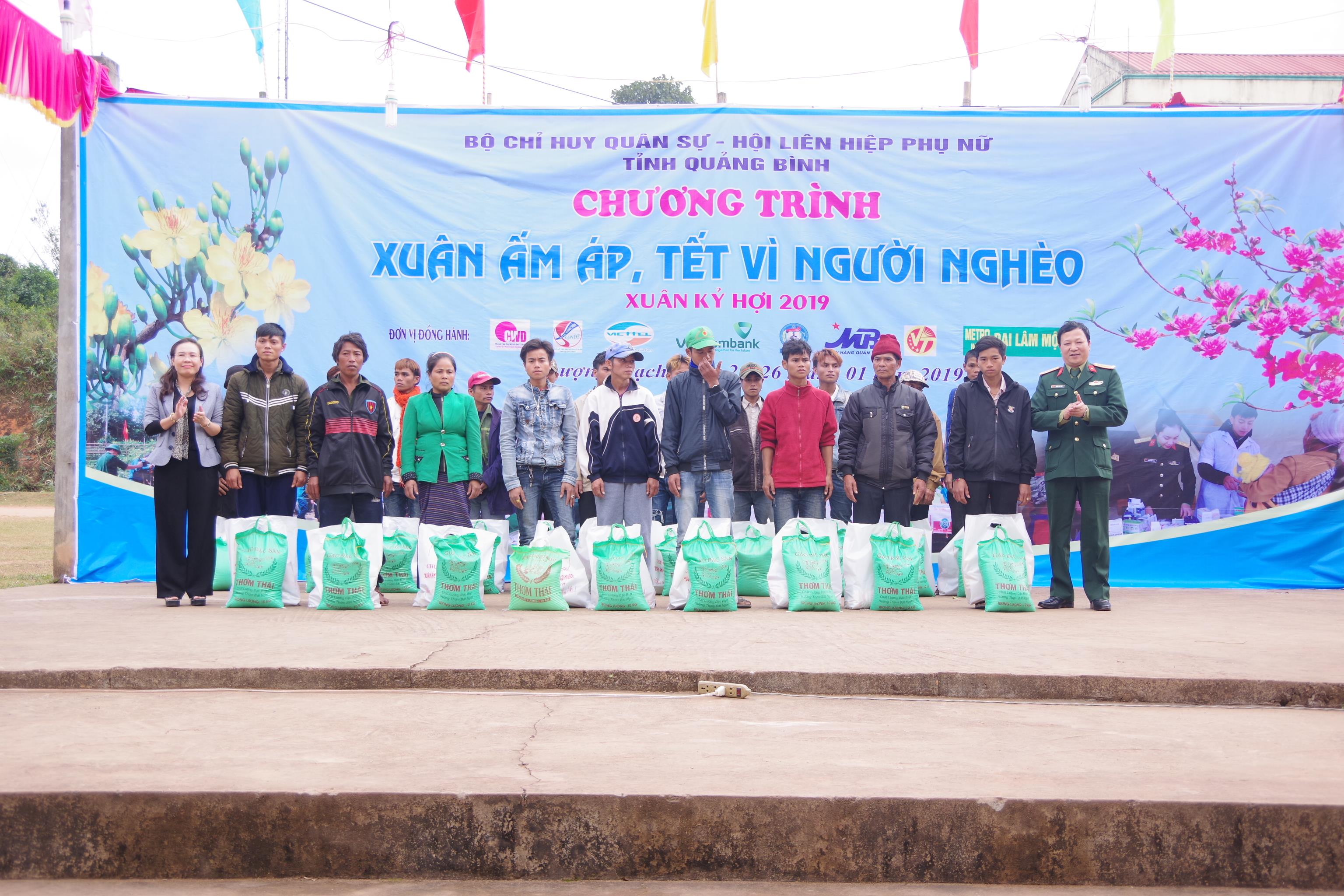 Tết ấm áp với người nghèo xã biên giới Thượng Trạch