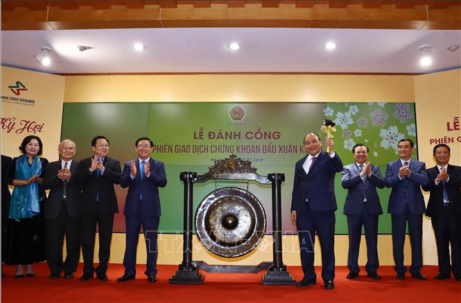 Thủ tướng Nguyễn Xuân Phúc đánh cồng khai trương phiên giao dịch chứng khoán đầu Xuân Kỷ Hợi 2019