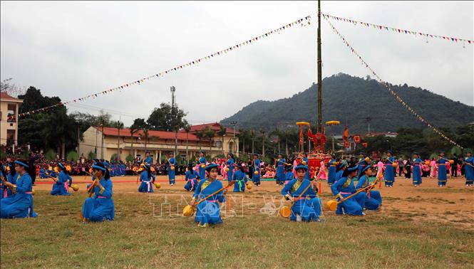 Người dân và du khách nô nức tham dự Lễ hội Lồng Tông ở Tuyên Quang 