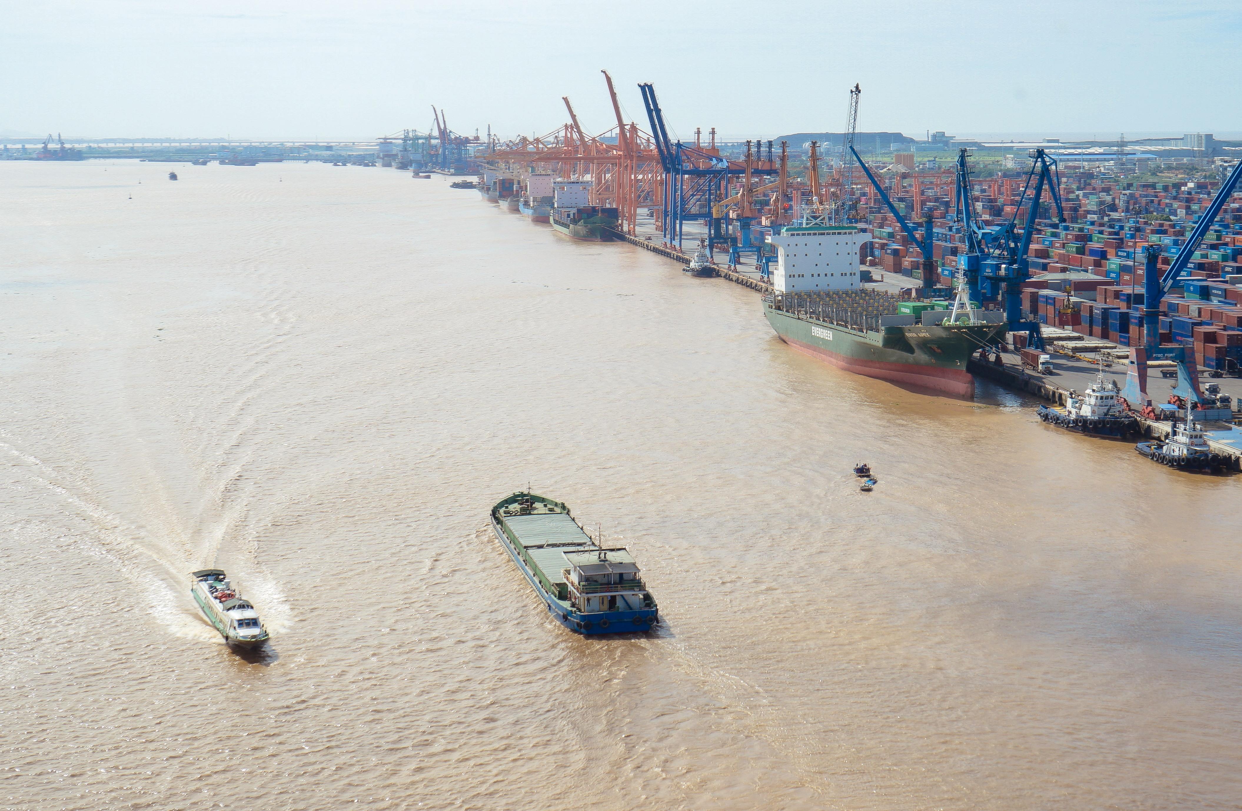 Bài 1: Giảm gánh nặng quá tải đường bộ