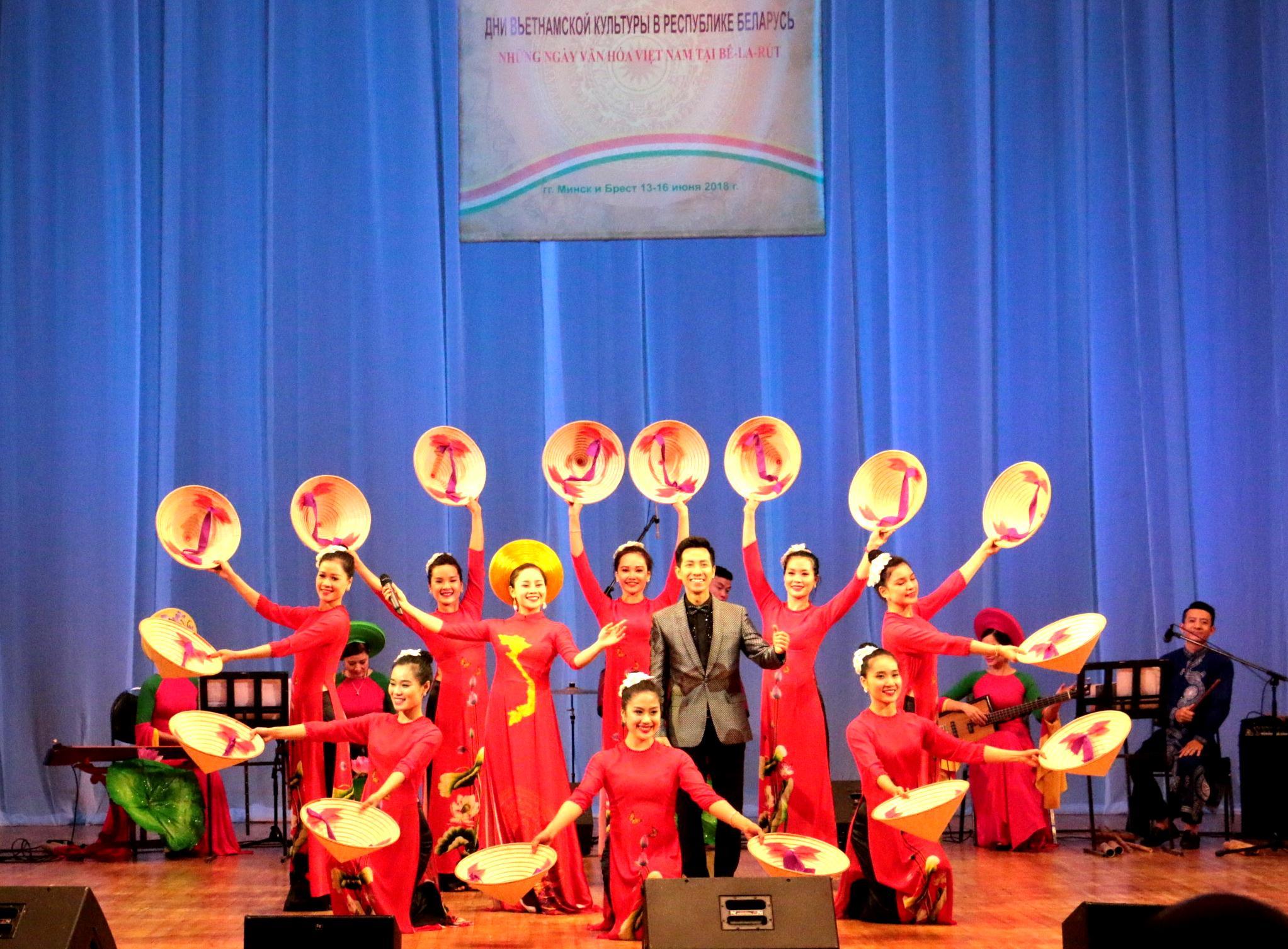 Đẩy mạnh quảng bá văn hóa Việt Nam ra nước ngoài