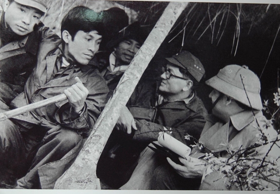 Bức ảnh và chiếc mũ cối kỷ vật