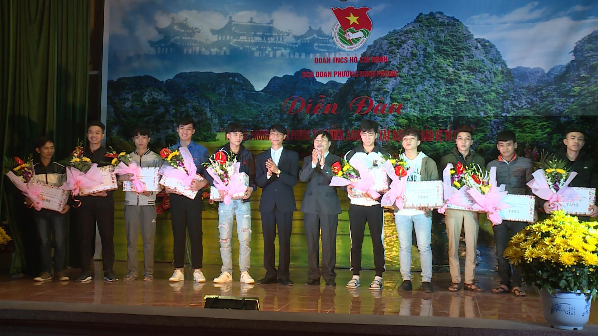 Phấn khởi lên đường tiếp bước cha anh