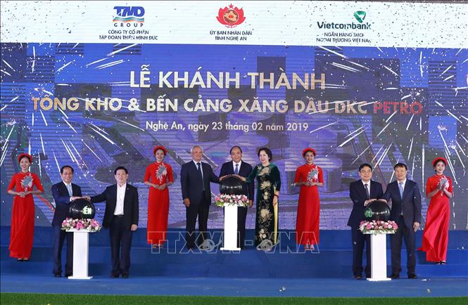Thủ tướng Chính phủ Nguyễn Xuân Phúc dự khánh thành tổng kho và bến cảng xăng dầu DKC tại Nghệ An