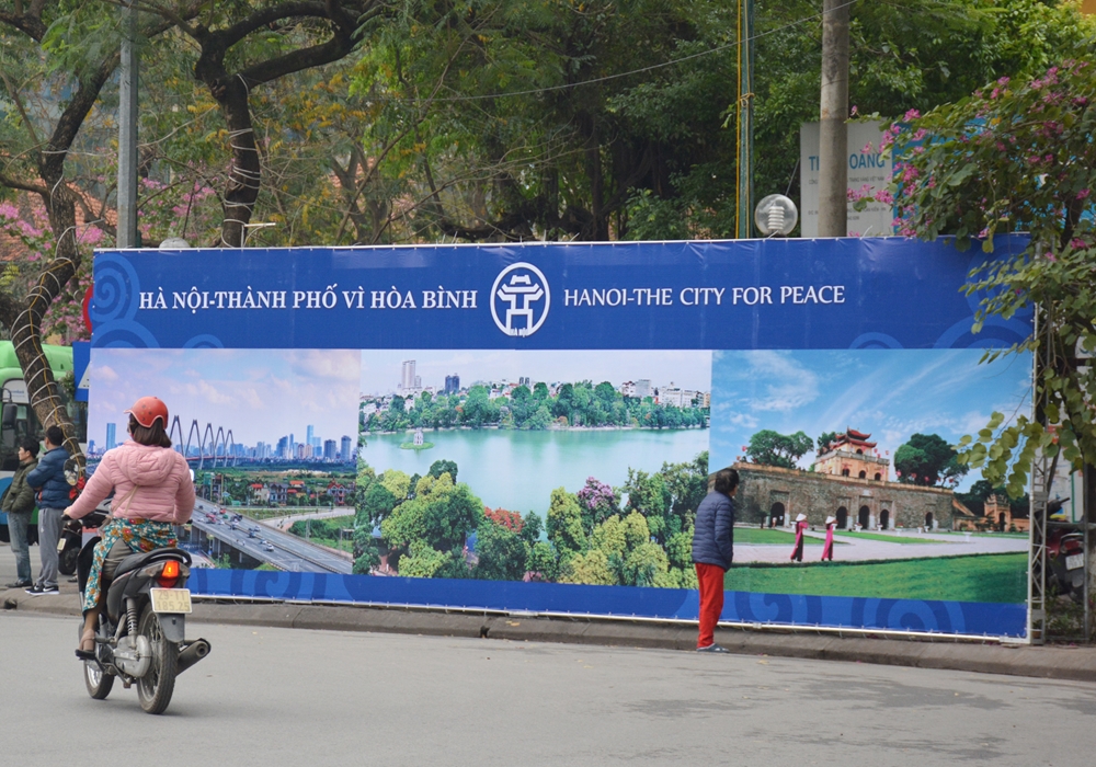 Ngoài ra, nhiều tấm pa-nô khổ lớn giới thiệu về những điểm đến hấp dẫn trên đất nước Việt Nam cũng giúp trang hoàng cho các tuyến phố.