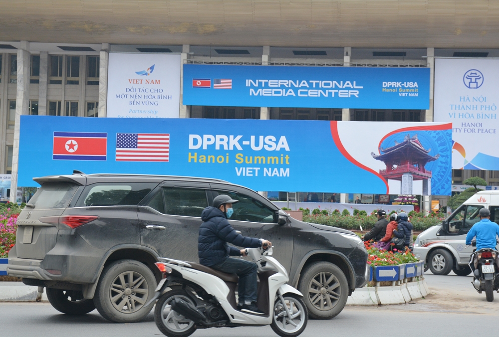 Trung tâm Báo chí quốc tế dành cho Hội nghị thượng đỉnh Mỹ-Triều lần thứ 2 đã đi vào hoạt động tại Cung Văn hóa Lao động Hữu nghị Việt-Xô.