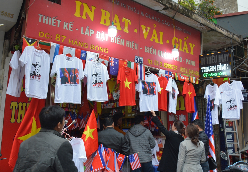 Những cửa hàng bán đồ lưu niệm trên phố Hàng Bông bày bán nhiều mẫu áo phông in hình Tổng thống Mỹ Donald Trump và Chủ tịch Triều Tiên Kim Jong-un hoặc hình ảnh về hội nghị.