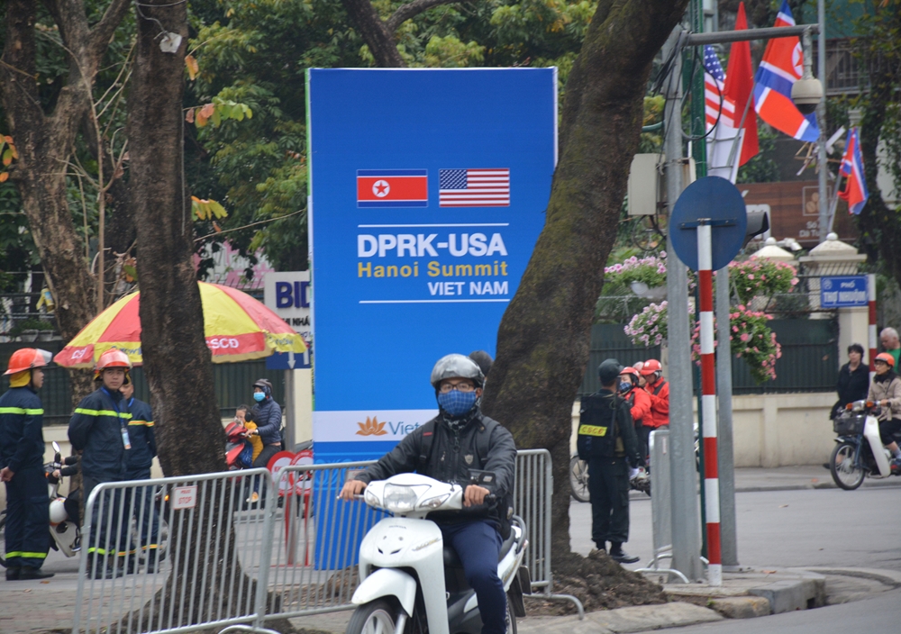 Nhiều ngã 3, ngã 4 được tô điểm bởi áp-phích lớn quảng bá về hội nghị này.