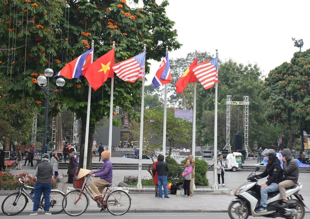 Phía trước khu vực Quảng trường-Vườn hoa Lý Thái Tổ.