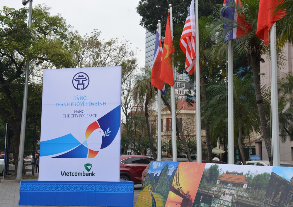 Phía trước trụ sở Ngân hàng Nhà nước Việt Nam.