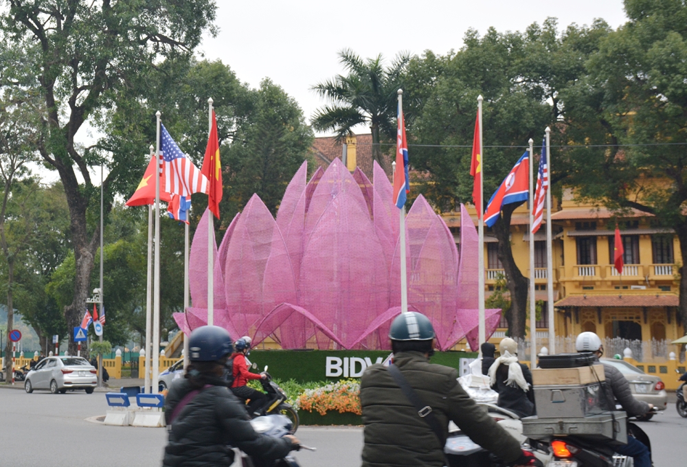 Bùng binh phía trước cổng Bộ Ngoại giao.