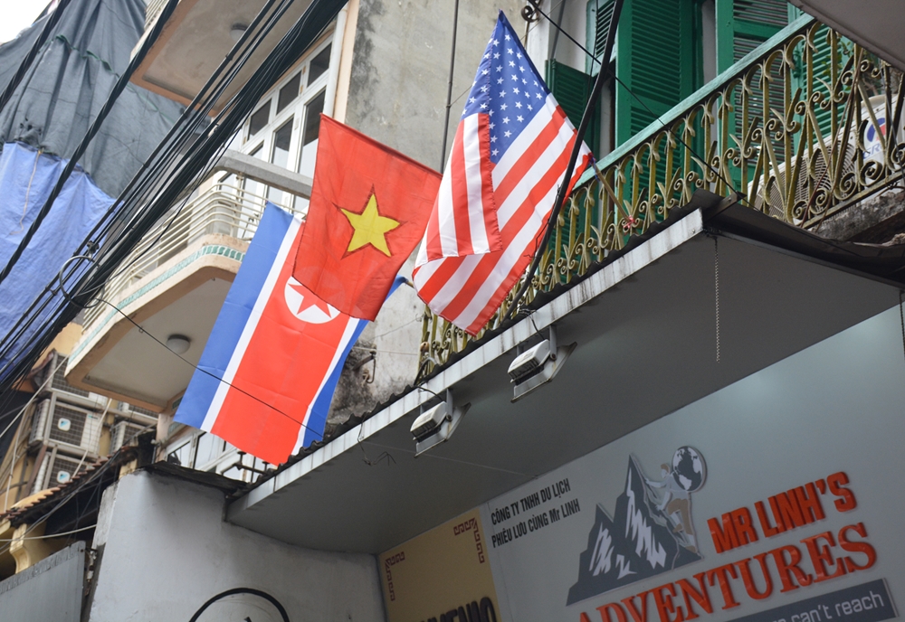 Nhiều văn phòng ở Hà Nội cũng treo cờ của 3 nước để chào mừng hội nghị.