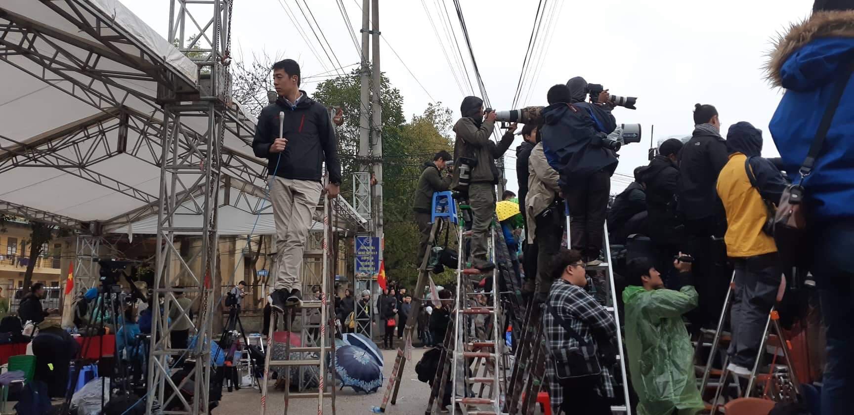 Phóng viên thức trắng đêm “giữ chỗ” trước cửa ga Đồng Đăng