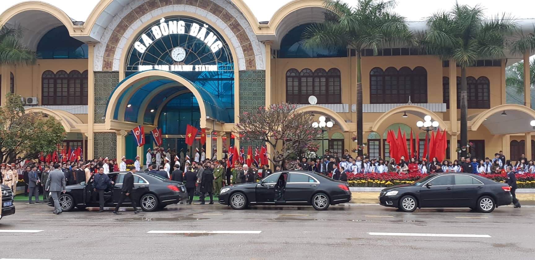 Hàng nghìn người đội mưa chờ đón Chủ tịch Triều Tiên Kim Jong Un