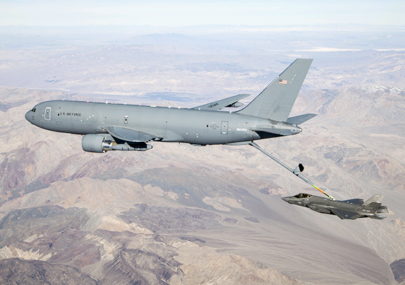 Máy bay KC-46A lần đầu tiếp nhiên liệu trên không cho máy bay tàng hình F-35