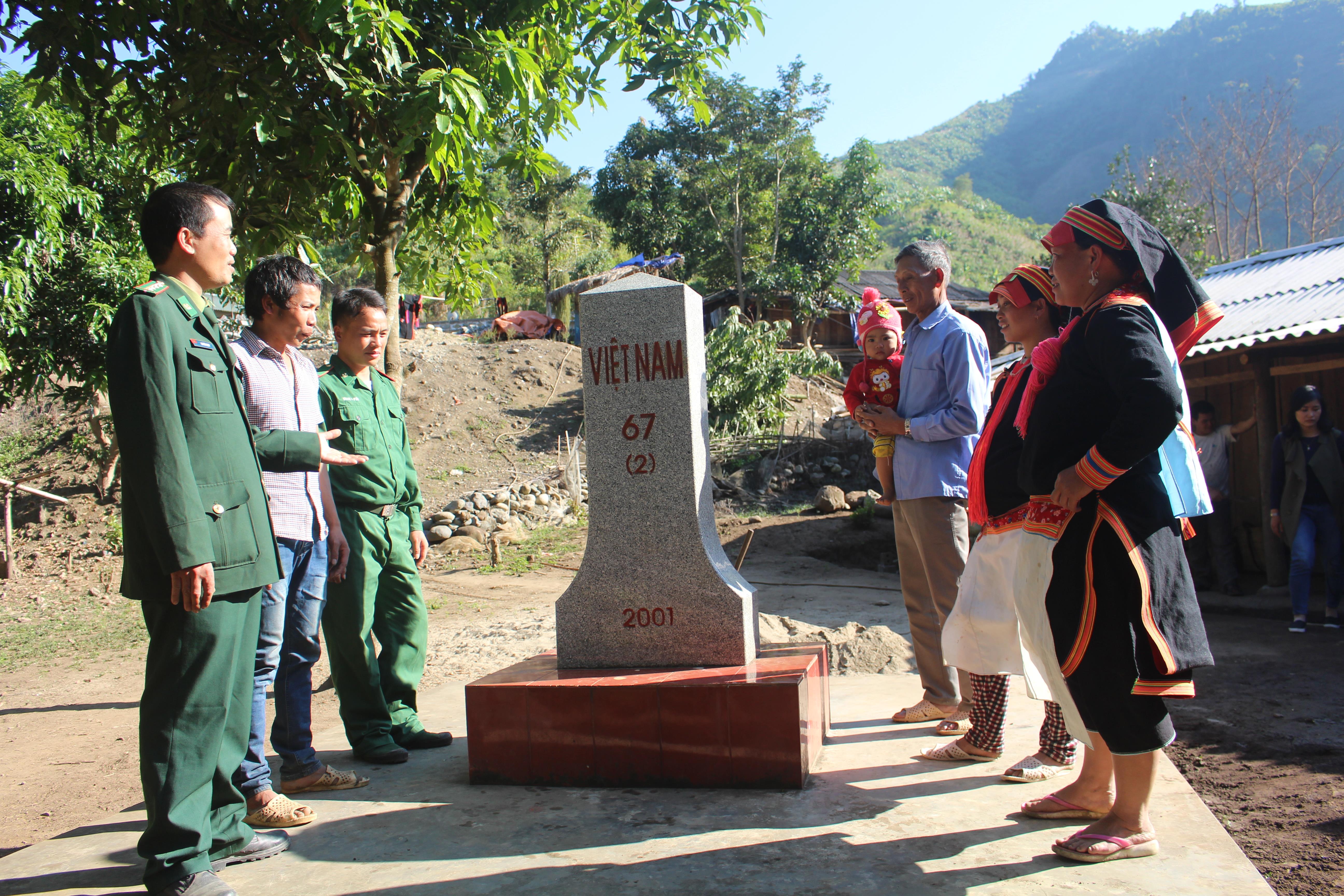 Cùng bộ đội giữ vững đường biên