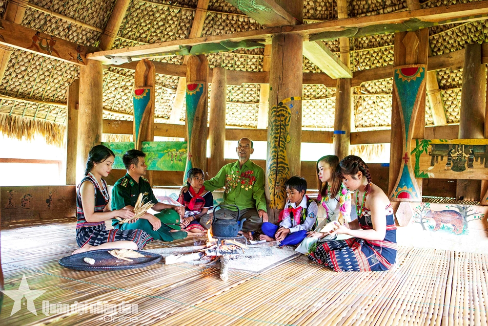 Cán bộ Đồn Biên phòng A Nông (xã A Nông, huyện Tây Giang, tỉnh Quảng Nam) tham gia vận động đồng bào dân tộc thiểu số.