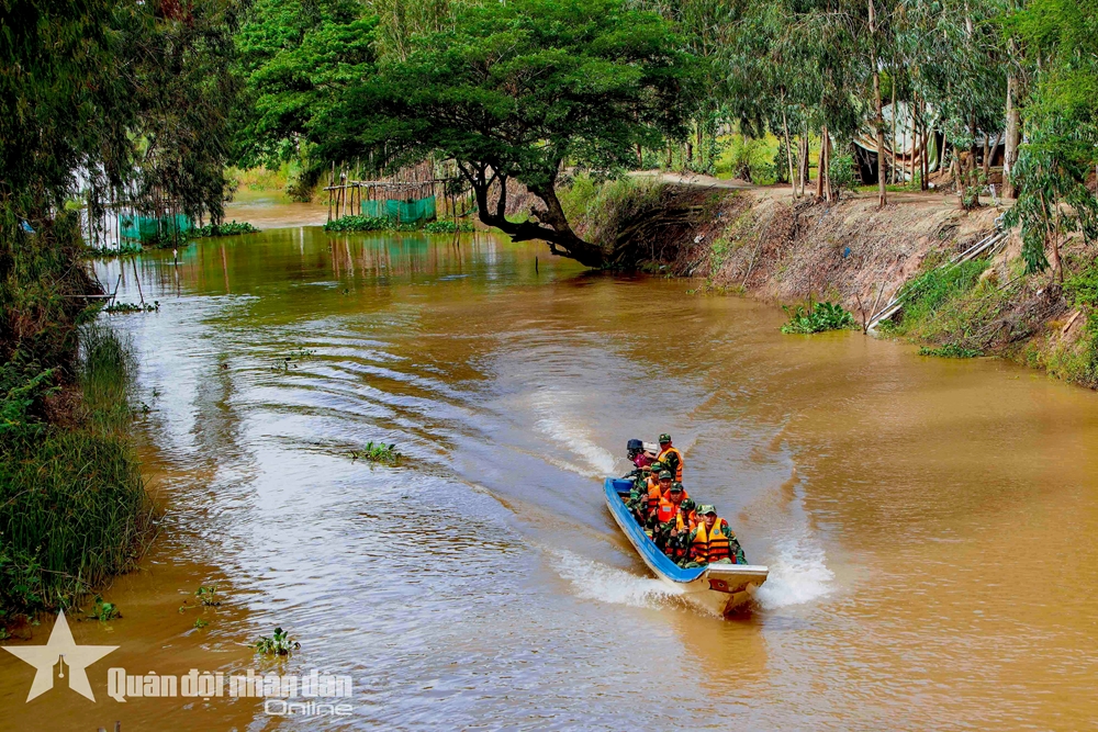 Bộ đội Biên phòng Đồng Tháp tuần tra trên kênh giáp biên giới Campuchia.