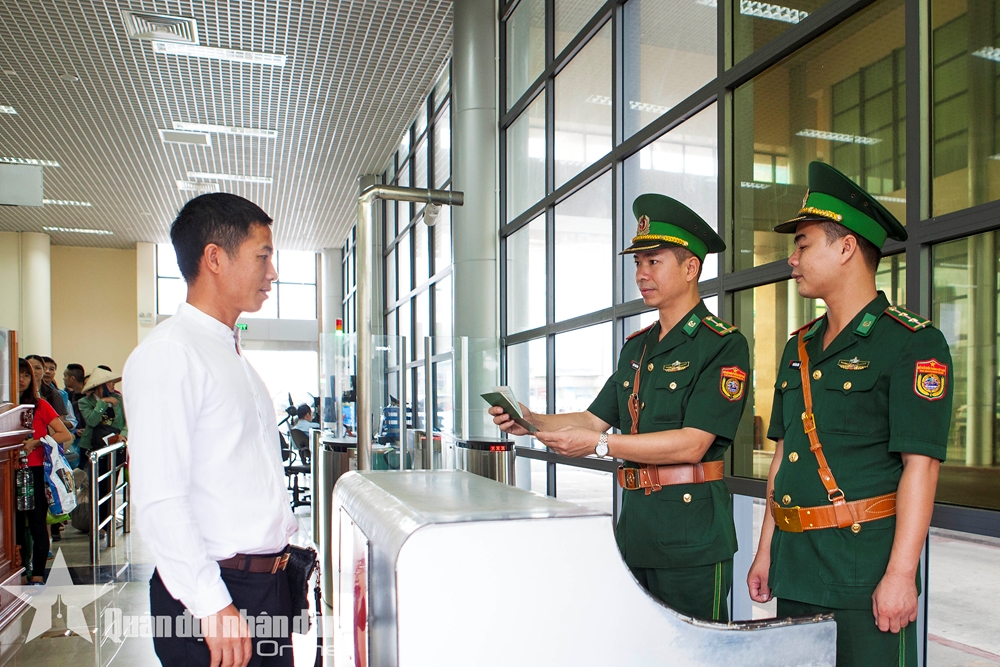 Cán bộ Đồn Biên phòng Cửa khẩu Quốc tế Móng Cái (Quảng Ninh) kiểm tra thủ tục nhập cảnh của du khách nước ngoài.