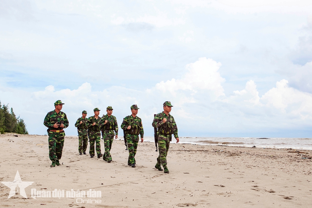 Thực hiện nhiệm vụ canh gác trên khu vực bờ biển Trà Cổ (Quảng Ninh).