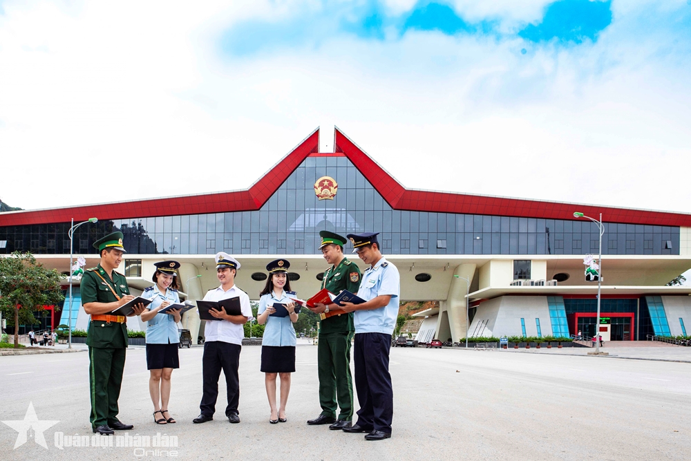 Hoạt động giao ban liên ngành với các lực lượng của bộ đội Biên phòng Cửa khẩu Quốc tế Hữu nghị (Lạng Sơn).