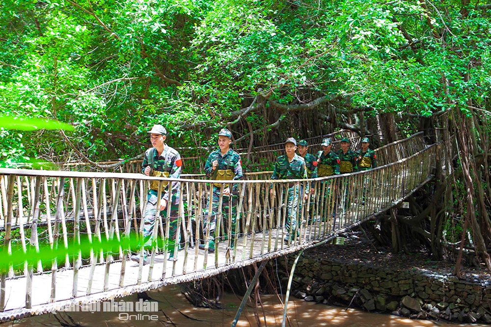 Bộ đội Biên phòng huyện Buôn Đôn (Đắk Lắk) trên đường tuần tra.