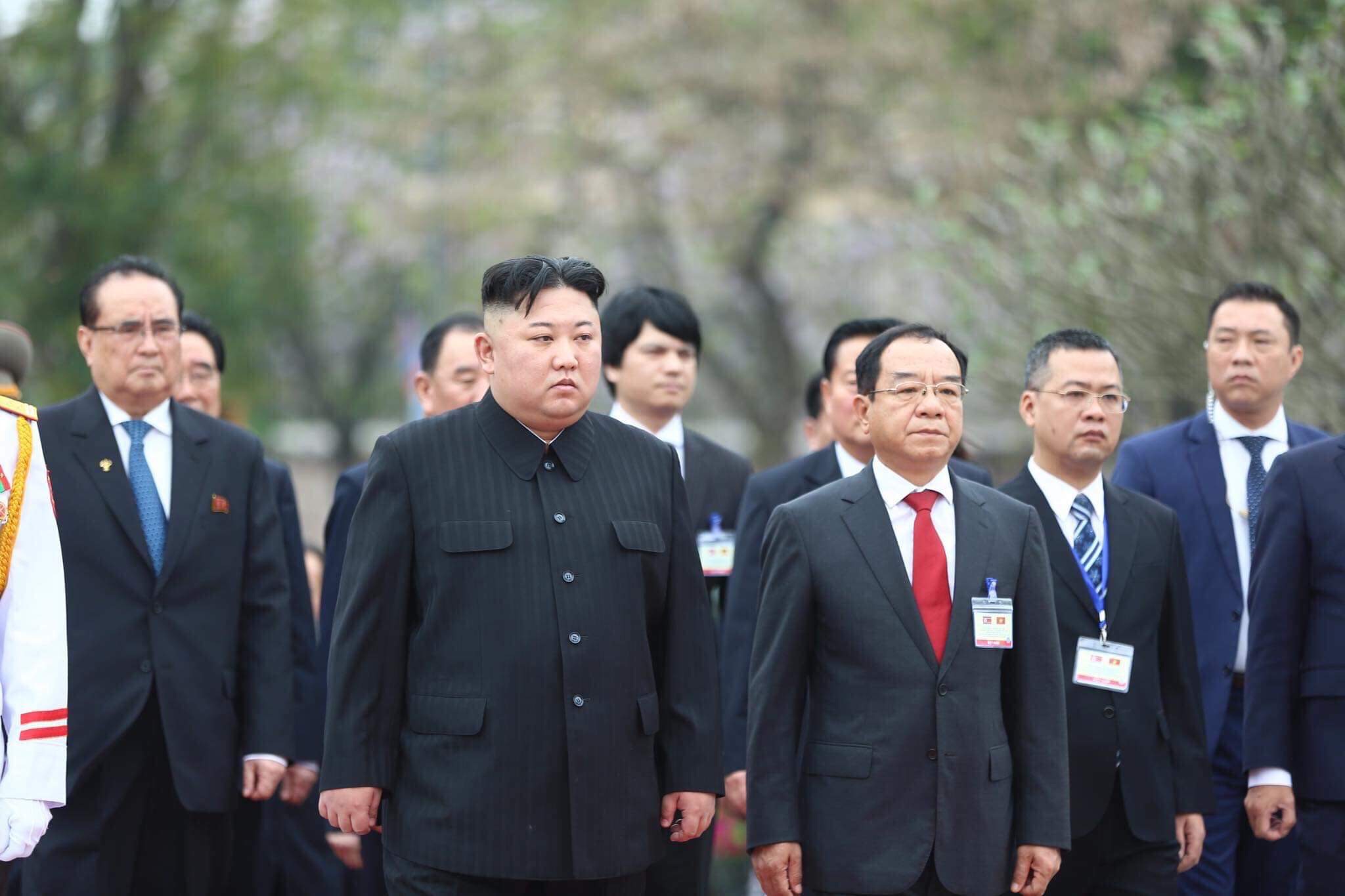 Chủ tịch Triều Tiên Kim Jong-un vào Lăng viếng Chủ tịch Hồ Chí Minh trước khi rời Hà Nội

