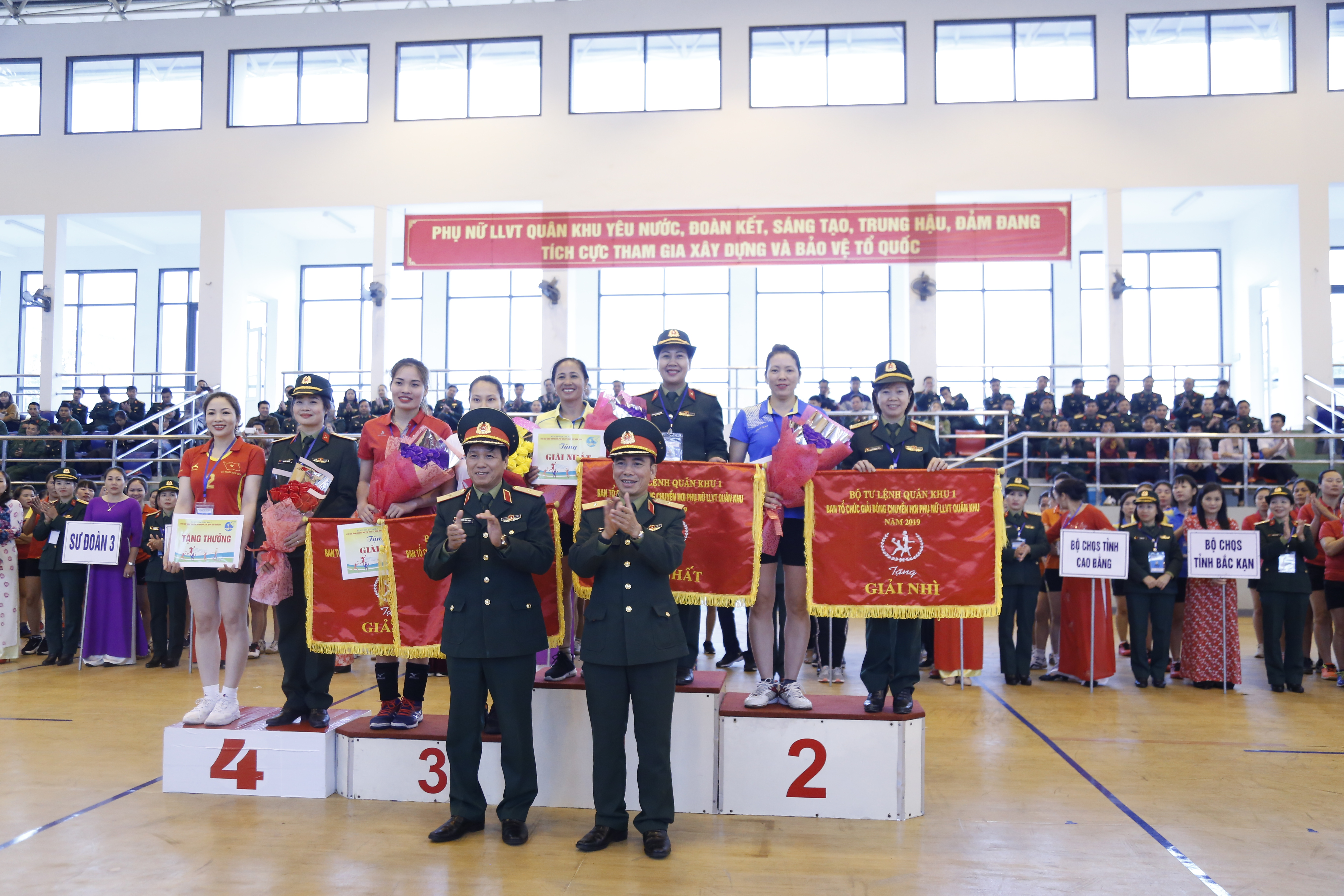 Quân khu 1 tổ chức Giải bóng chuyền hơi chào mừng Ngày Quốc tế Phụ nữ