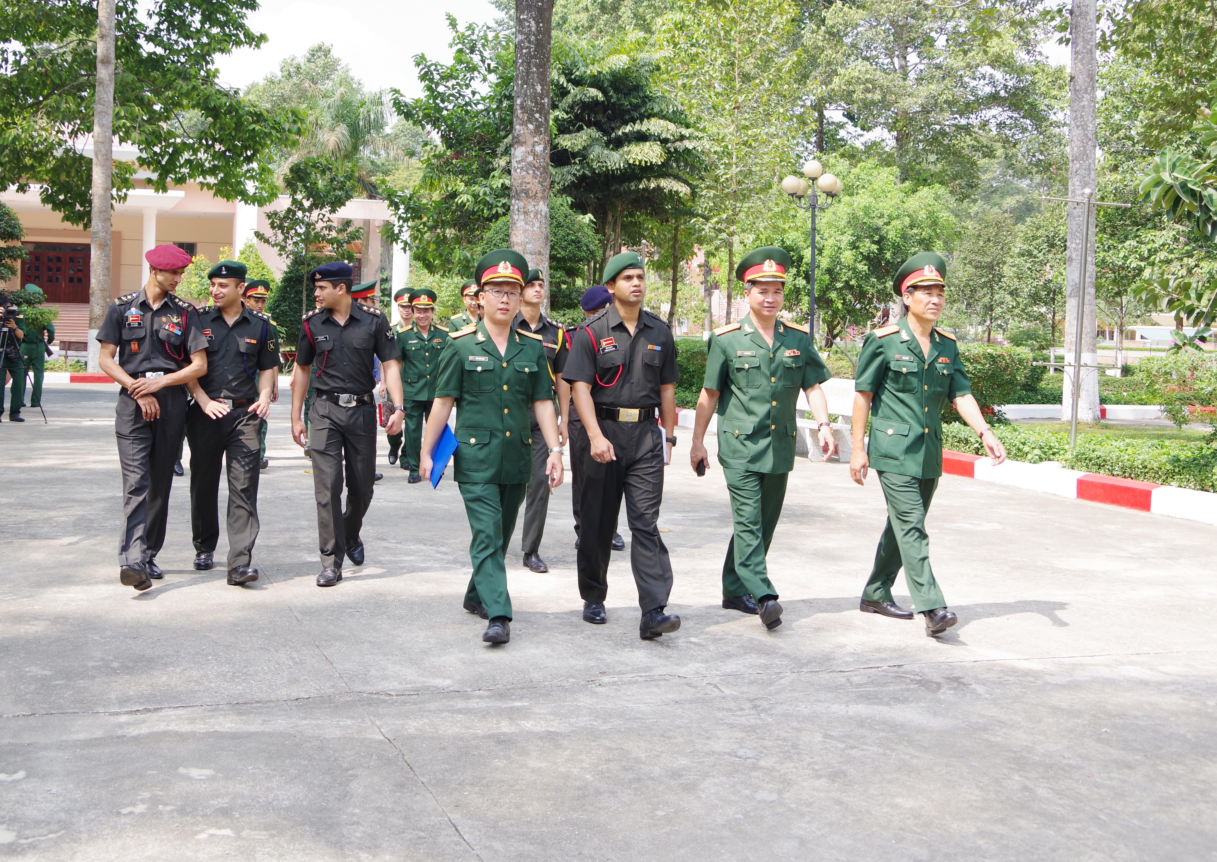 Sĩ quan trẻ Ấn Độ giao lưu với cán bộ, sĩ quan Sư đoàn 9 