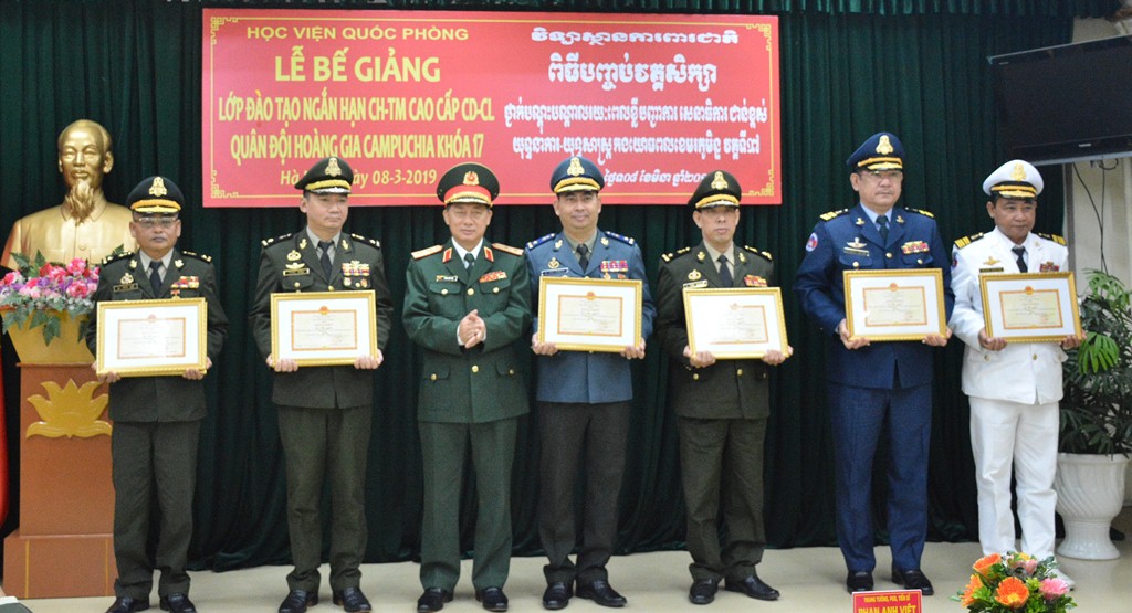 Bế giảng Lớp đào tạo ngắn hạn chỉ huy- tham mưu cao cấp chiến dịch- chiến lược Quân đội Hoàng gia Campuchia