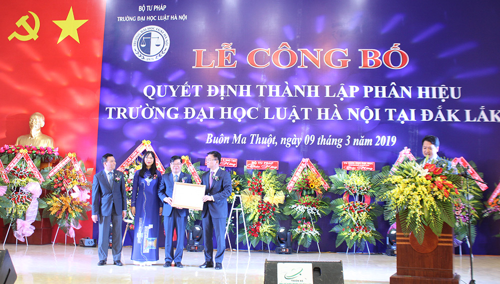 Công bố Quyết định thành lập Phân hiệu Trường Đại học Luật Hà Nội tại tỉnh Đắk Lắk

