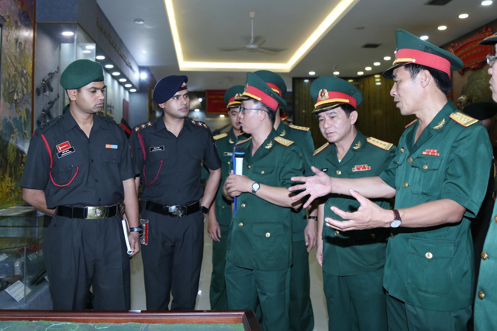 Đoàn sĩ quan trẻ quân đội Ấn Độ thăm và giao lưu tại Sư đoàn 9

