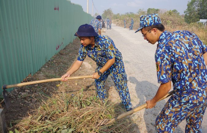 500 đoàn viên ra quân làm đẹp doanh trại