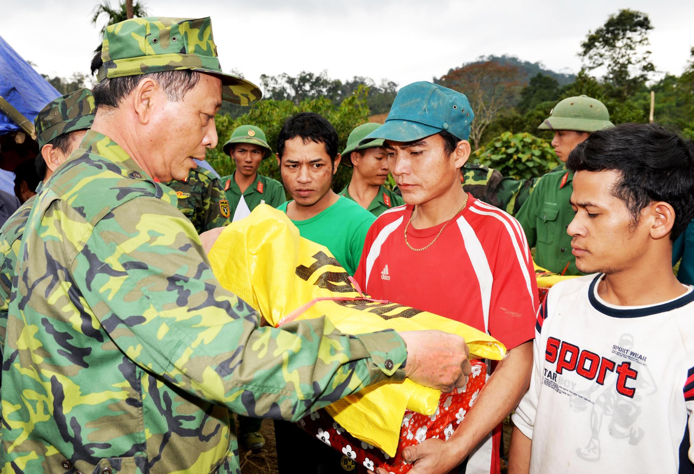 Gắn bó với nhân dân, xây dựng “thế trận lòng dân” vững chắc