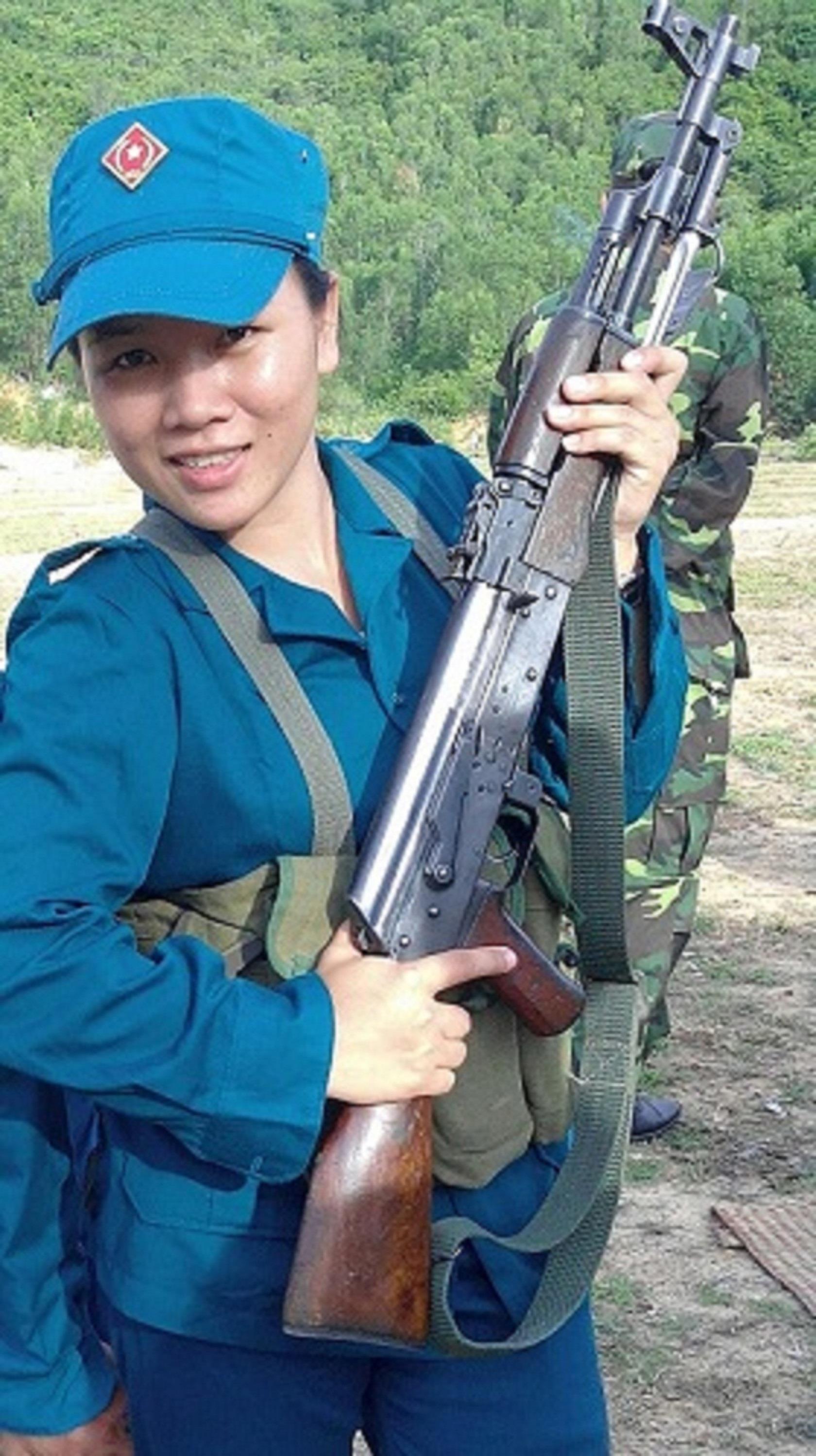 Nữ dân quân năng động, đảm đang