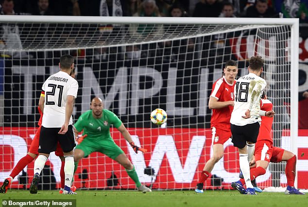 Đội tuyển Đức vất vả giành trận hòa trước Serbia