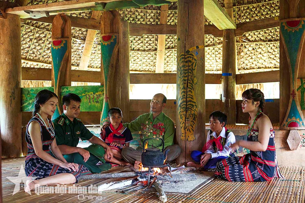 Cán bộ Đồn Biên phòng A Nông, giáo dục truyền thống cho đồng bào Cơ Tu trên địa bàn xã biên giới A Nông, huyện Tây Giang.