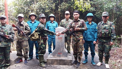 Bộ đội Biên phòng Việt Nam - Lào cùng dân quân tuần tra song phương bảo vệ biên giới