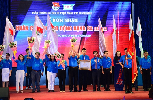 Đoàn Trường Đại học Sư phạm TP Hồ Chí Minh đón nhận Huân chương Lao động hạng Ba