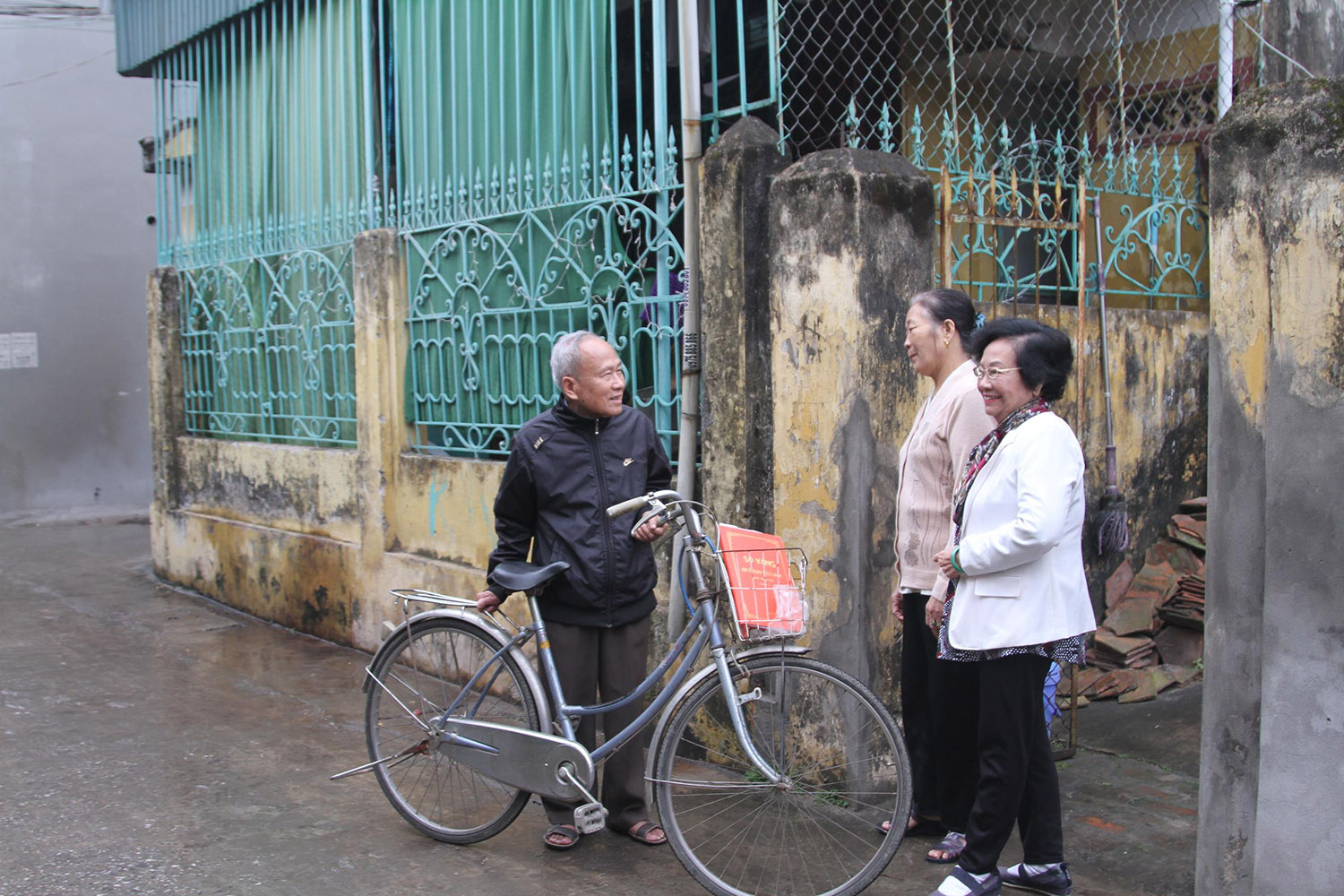 Ông giáo già “khéo” vận động khuyến học
