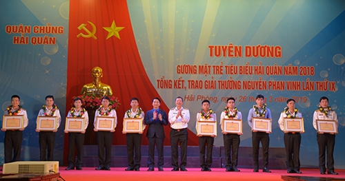 Tuyên dương Gương mặt trẻ tiêu biểu và trao Giải thưởng Nguyễn Phan Vinh